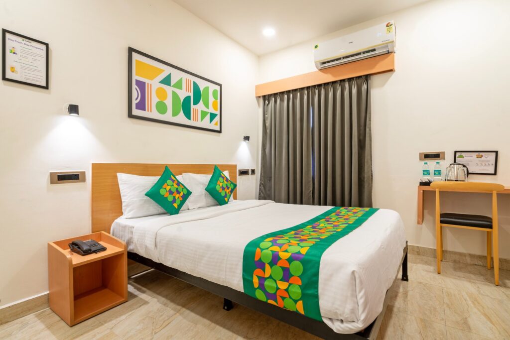 OH2 Hotel Karmanghat – Premium room with work desk