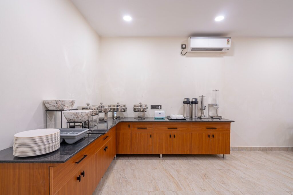 OH2 Hotel Karmanghat – Breakfast buffet counter